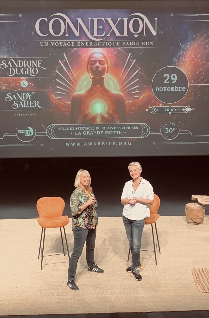 Sandy et Sandrine sur scène lors de l'événement Connexion